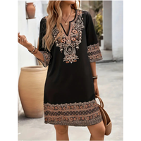 Eleanor | modisches Kleid, femininer V-Ausschnitt, trendiger Print.