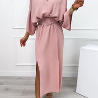 Mazie | stilvolles Maxikleid mit seitlichen Schlitzen und Gürtel