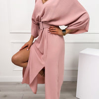 Mazie | stilvolles Maxikleid mit seitlichen Schlitzen und Gürtel