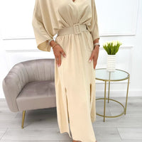 Mazie | stilvolles Maxikleid mit seitlichen Schlitzen und Gürtel