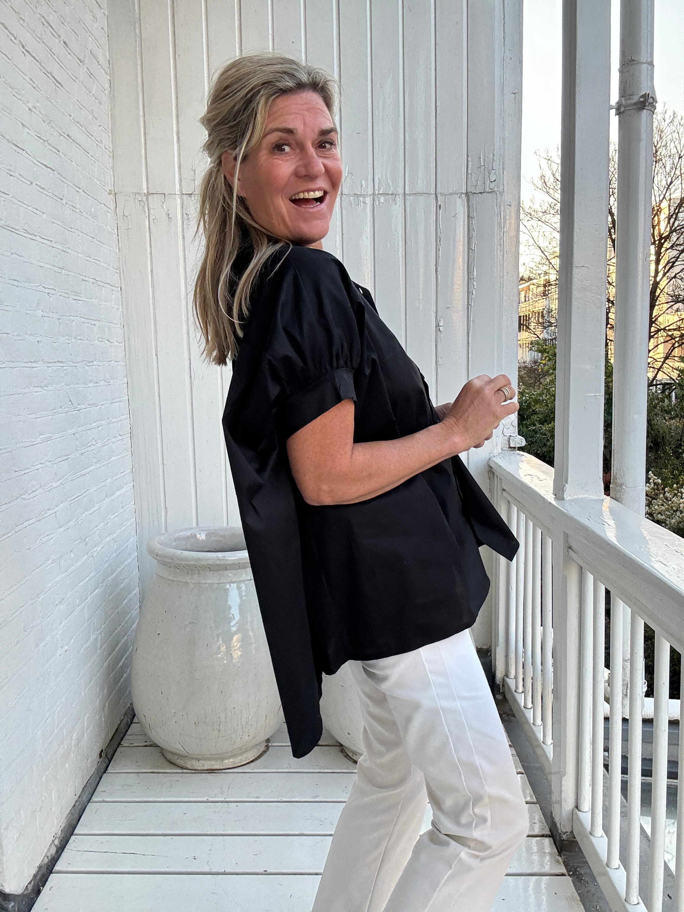 Claire | Locker geschnittene Kurzarm-Bluse mit klassischem Hemdkragen