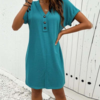 Arielle™ | Kleid mit V-Ausschnitt und Knopfverschluss