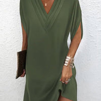 Emiee | Zeitloses Kleid mit tiefem V-Ausschnitt