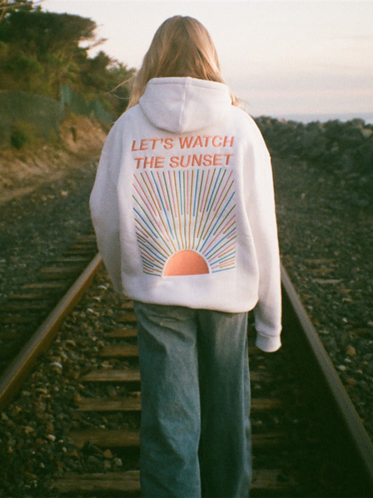 Merrit | Weicher Hoodie mit gesticktem Sonnenuntergang im Hintergrund
