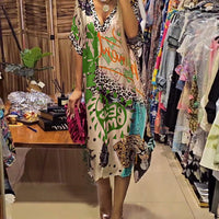 Mae | Bequemes Freizeitkleid mit tiefem V-Ausschnitt