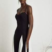 Roisin | Kontrastfarbenes plissiertes Maxikleid