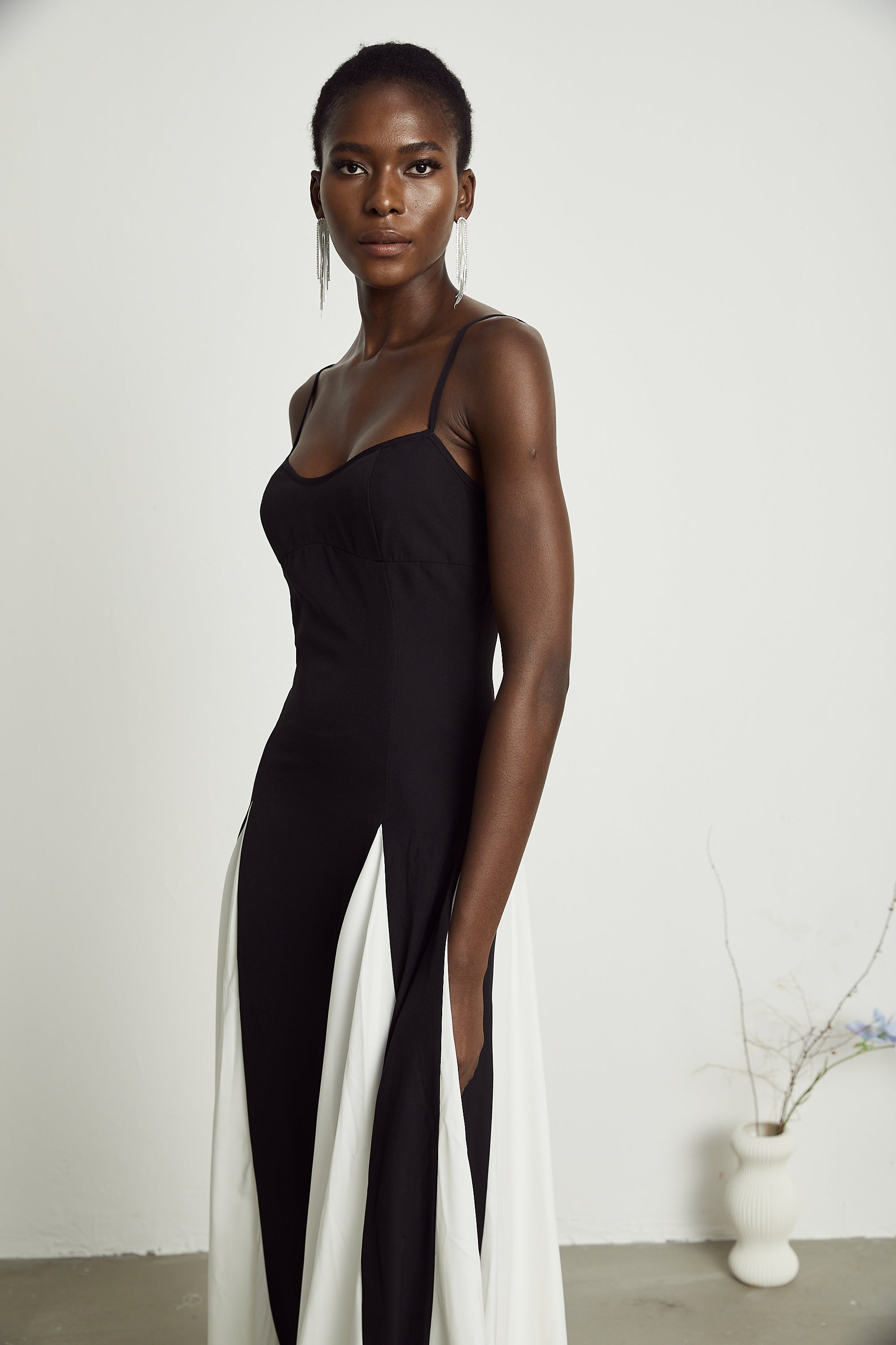 Roisin | Kontrastfarbenes plissiertes Maxikleid