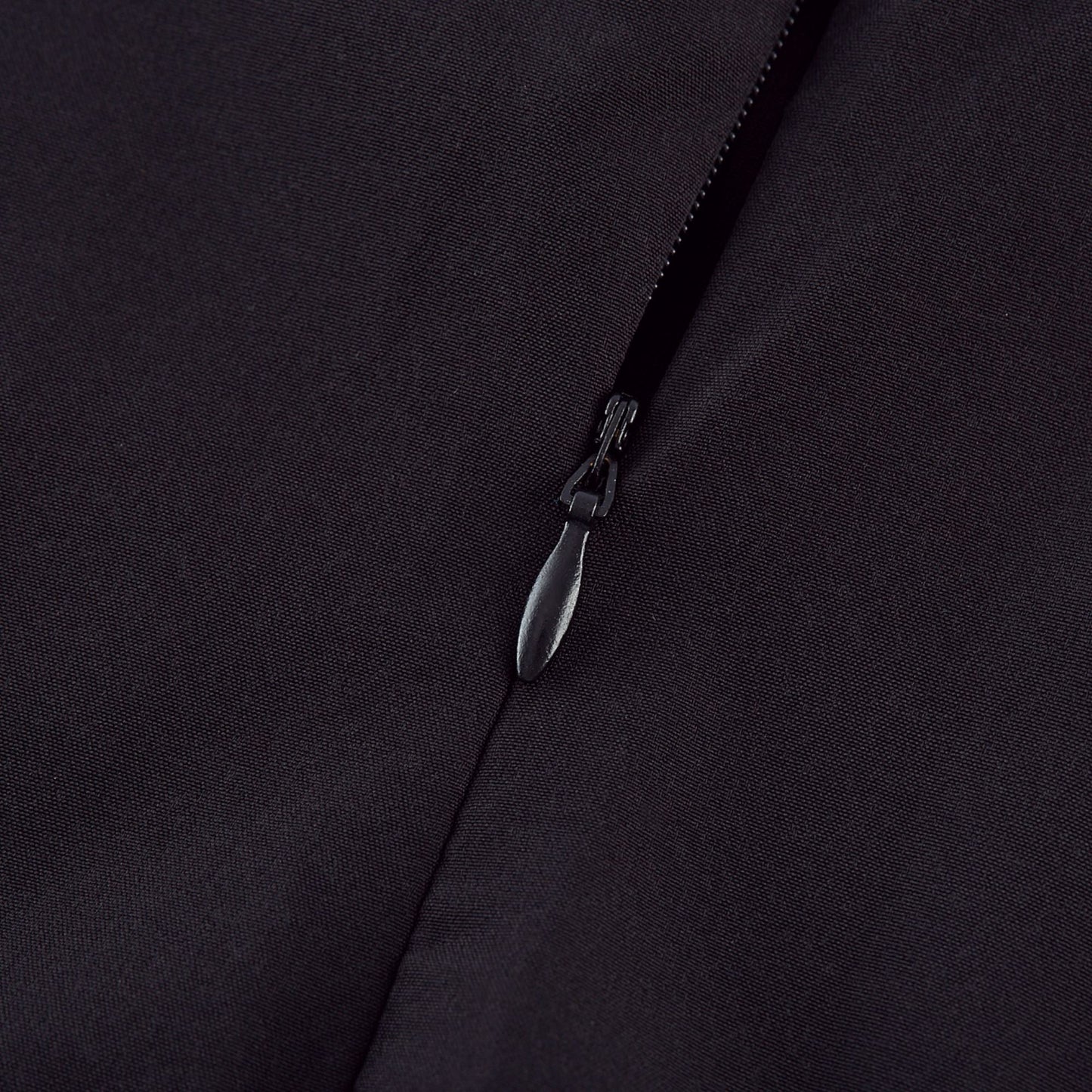 Roisin | Kontrastfarbenes plissiertes Maxikleid