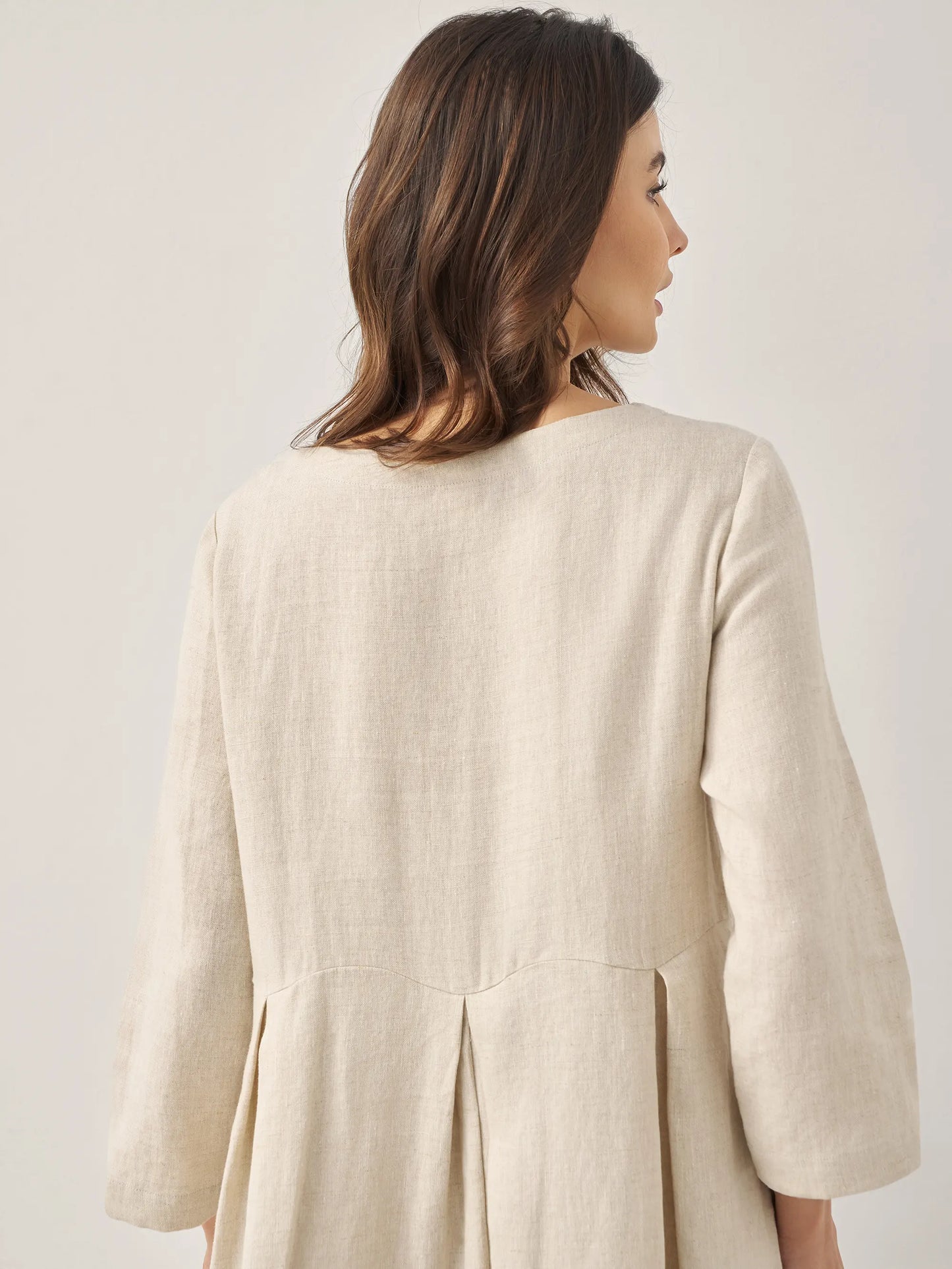 Ava | modisches Maxikleid aus Leinen mit tiefem Dekolleté und Falten