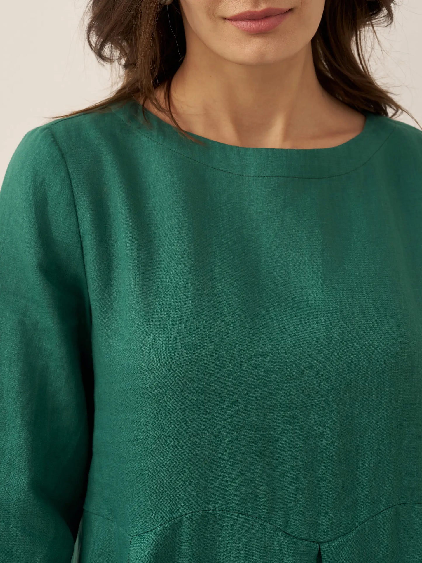 Ava | modisches Maxikleid aus Leinen mit tiefem Dekolleté und Falten