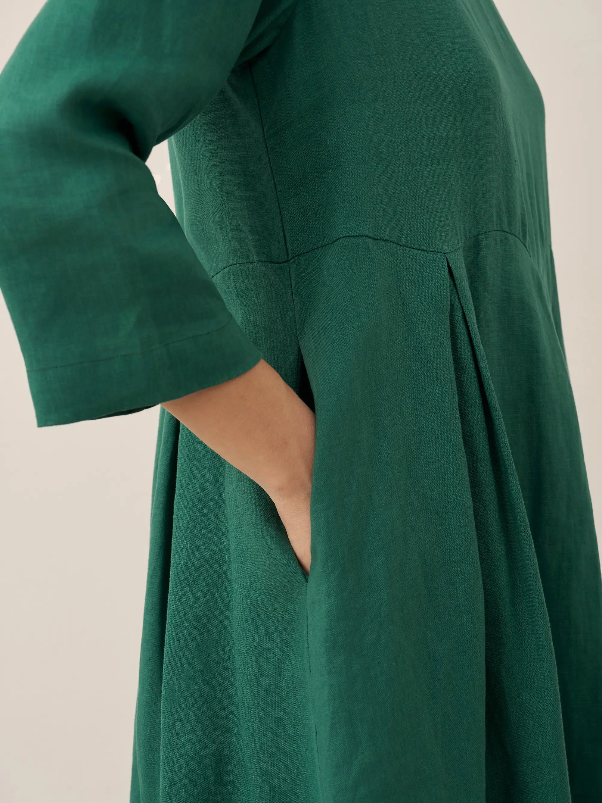 Ava | modisches Maxikleid aus Leinen mit tiefem Dekolleté und Falten