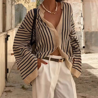 Soraya | trendiges Damenhemd, Streifen im Kontrastdesign.