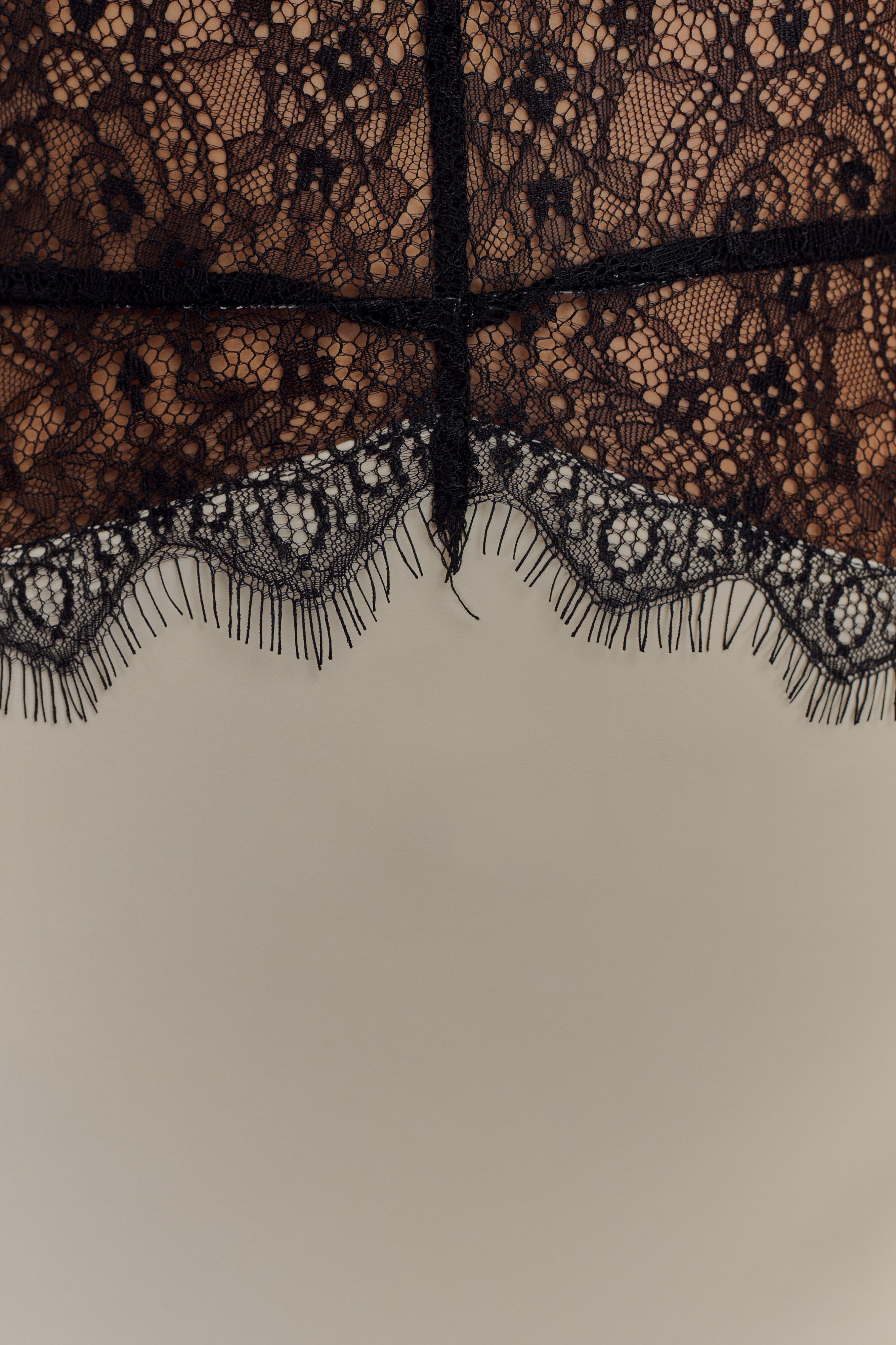 Cara | Spitzen- und Luxus-Halterkleid