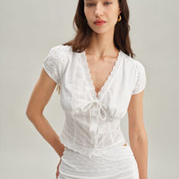 Jene | Weiße Bluse mit Struktur und Cap Sleeves