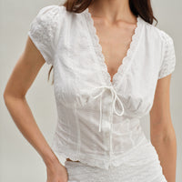 Jene | Weiße Bluse mit Struktur und Cap Sleeves