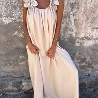 Jubilee | Feminines Kleid mit Blumendetail & U-Ausschnitt