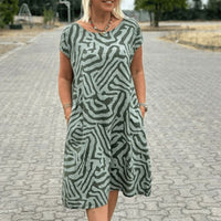 Hallie | elegantes Sommerkleid mit Rundhalsausschnitt und hübschem Print