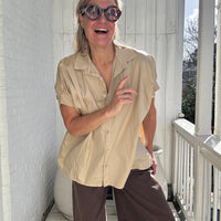 Claire | Locker geschnittene Kurzarm-Bluse mit klassischem Hemdkragen