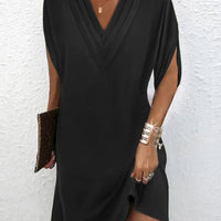 Emiee | Zeitloses Kleid mit tiefem V-Ausschnitt