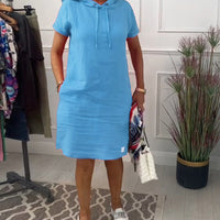 Nyla | Bequemes kurzärmeliges Freizeitkleid mit Kapuze