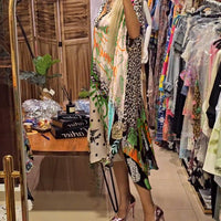 Mae | Bequemes Freizeitkleid mit tiefem V-Ausschnitt