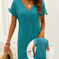 Arielle™ | Kleid mit V-Ausschnitt und Knopfverschluss