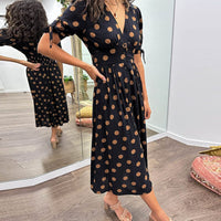 Hilda | Feminines gepunktetes Kleid mit tiefem V-Ausschnitt