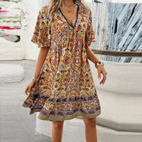 Frenchie | Schickes Ferienkleid mit V-Ausschnitt für den Sommer