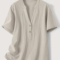 Sofia | feminines Oberteil mit V-Ausschnitt und dekorativer Knopfleiste