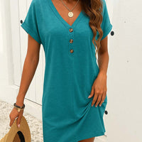 Arielle™ | Kleid mit V-Ausschnitt und Knopfverschluss