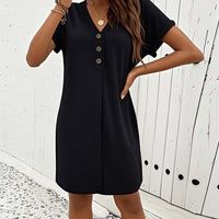 Arielle™ | Kleid mit V-Ausschnitt und Knopfverschluss