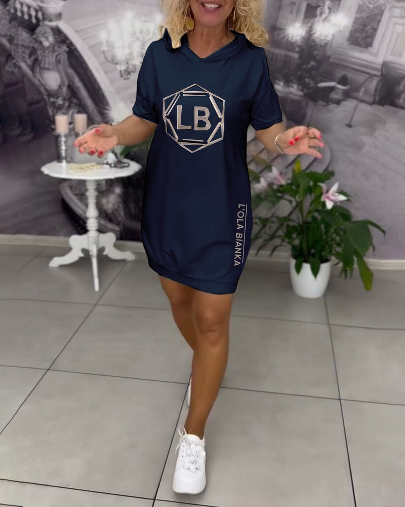 Laylani | sportliches Kleid mit Kapuze und Druck