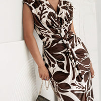Lenna | Elegantes schmal geschnittenes Kleid mit Blätterfalten und Schlitz