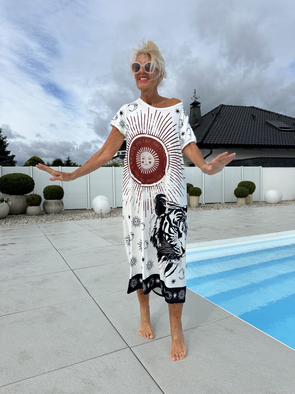 Kayla | klassisches Festtagskleid für Damen mit V-Ausschnitt und kurzen Ärmeln