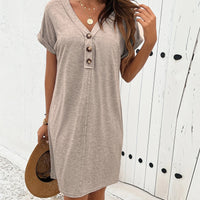 Arielle™ | Kleid mit V-Ausschnitt und Knopfverschluss