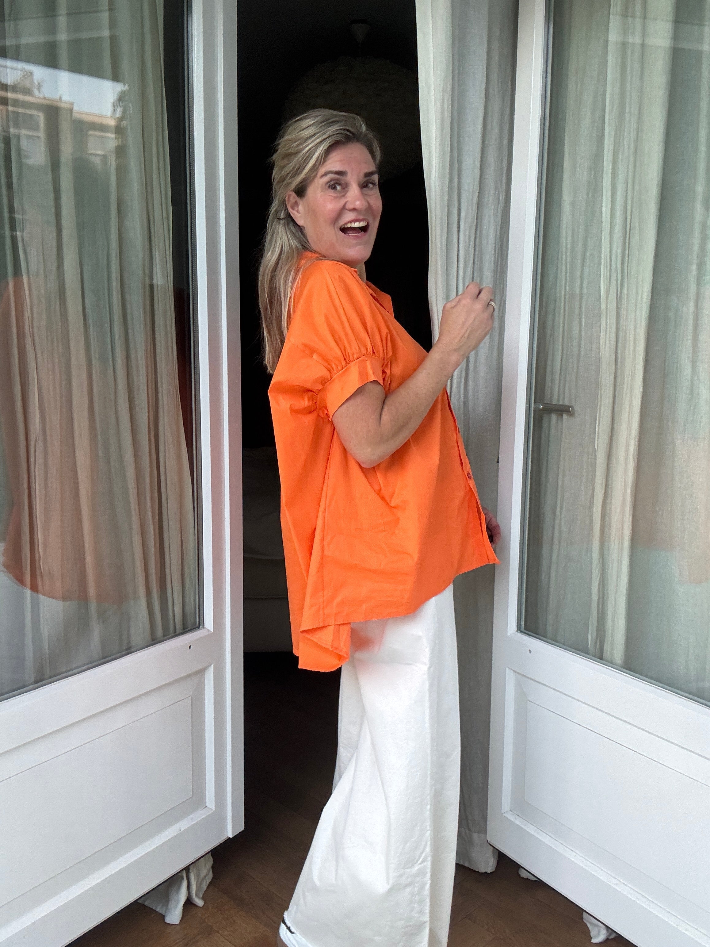 Claire | Locker geschnittene Kurzarm-Bluse mit klassischem Hemdkragen