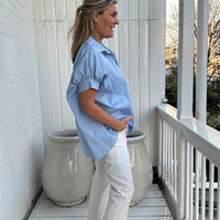 Claire | Locker geschnittene Kurzarm-Bluse mit klassischem Hemdkragen