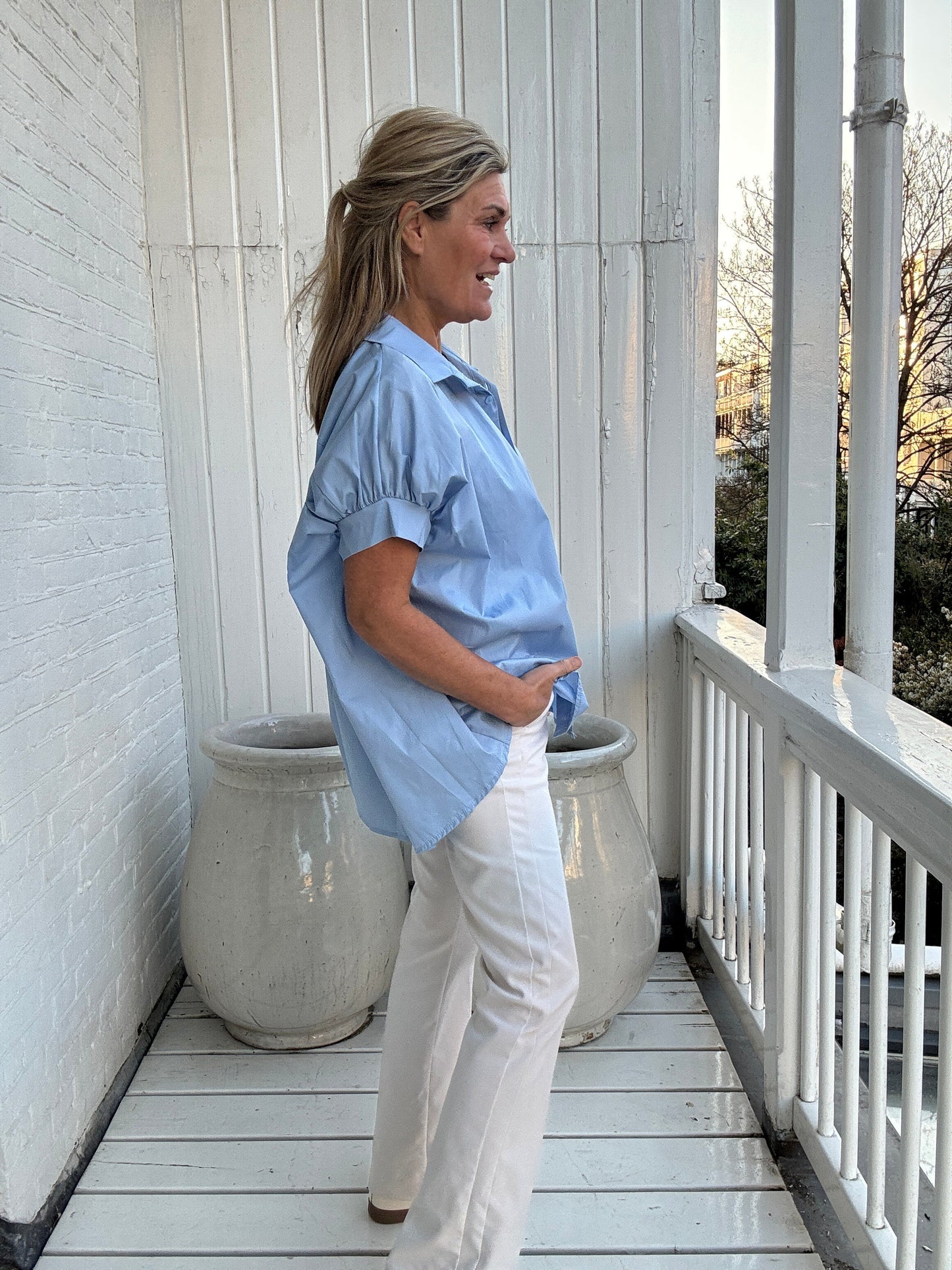 Claire | Locker geschnittene Kurzarm-Bluse mit klassischem Hemdkragen