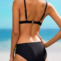 Zandra | Lässige Bikinis mit kräftigen Farbblock-Akzenten