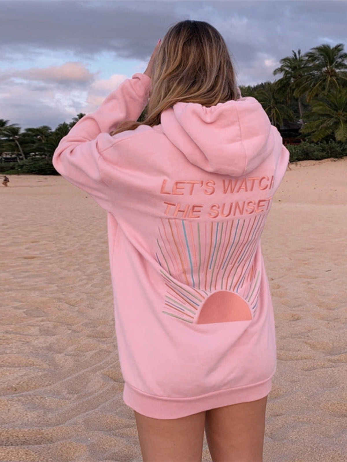 Merrit | Weicher Hoodie mit gesticktem Sonnenuntergang im Hintergrund