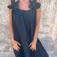 Jubilee | Feminines Kleid mit Blumendetail & U-Ausschnitt