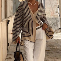 Soraya | trendiges Damenhemd, Streifen im Kontrastdesign.