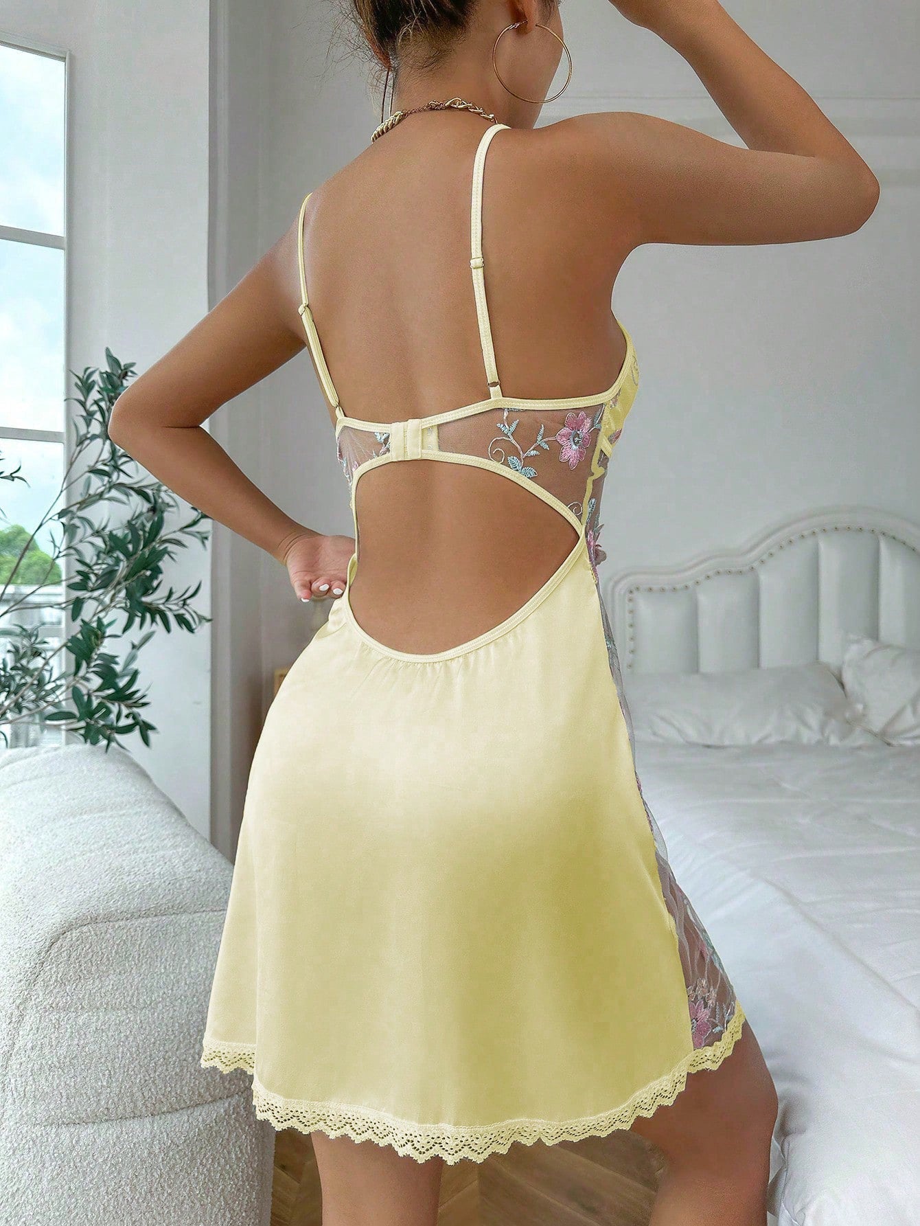 Anaya | Elegantes Satin-Nachthemd mit floraler Spitze