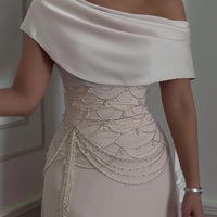 Lia | Schulterfreies Kleid mit Perlendetails