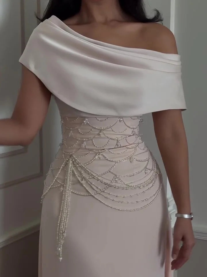 Lia | Schulterfreies Kleid mit Perlendetails