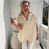 Claire | Locker geschnittene Kurzarm-Bluse mit klassischem Hemdkragen