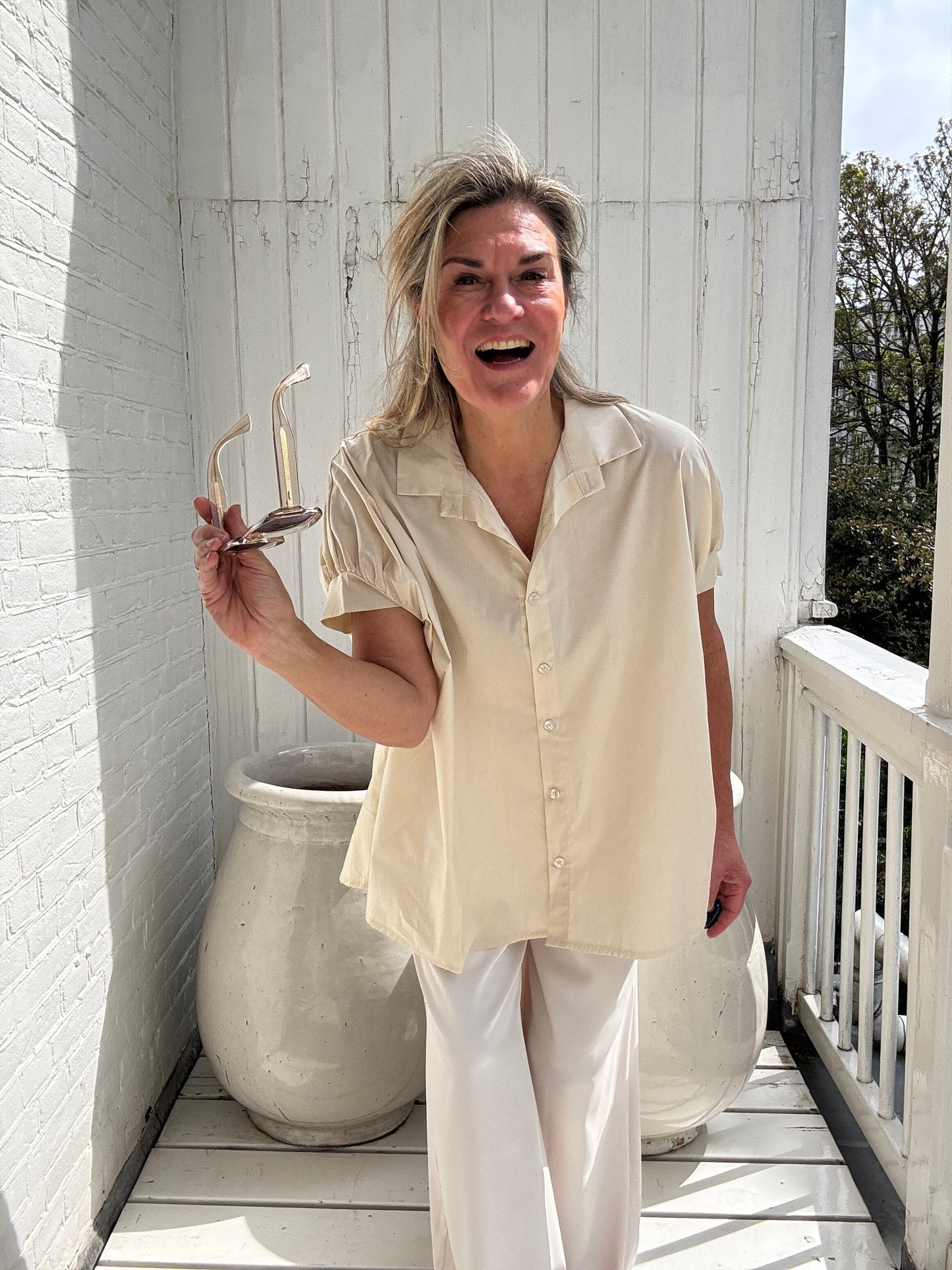 Claire | Locker geschnittene Kurzarm-Bluse mit klassischem Hemdkragen