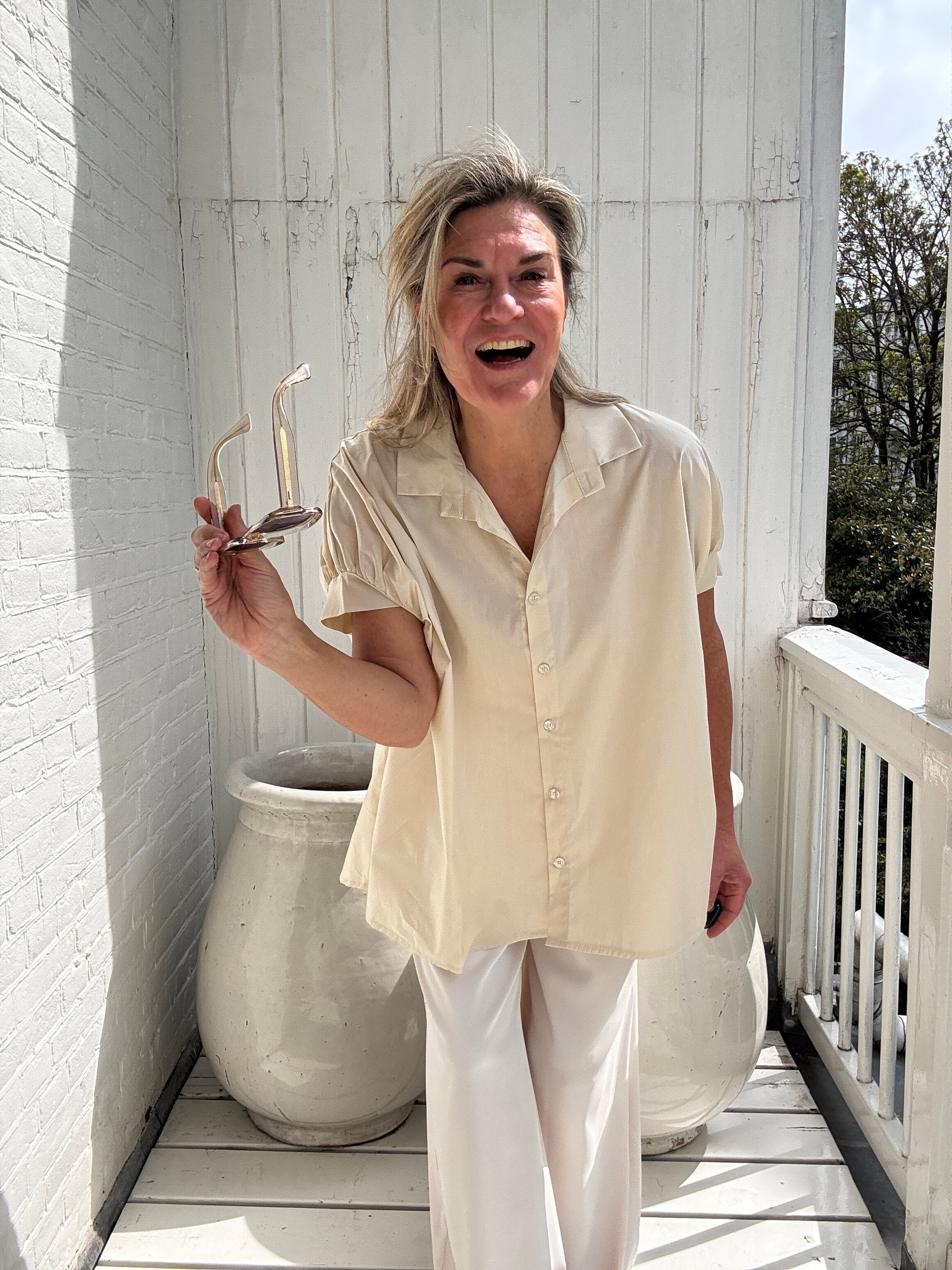 Claire | Locker geschnittene Kurzarm-Bluse mit klassischem Hemdkragen