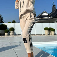 Lucia | gemütliches Damen-Set, Kapuzenpullover kombiniert mit gestreifter Hose.