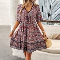 Frenchie | Schickes Ferienkleid mit V-Ausschnitt für den Sommer